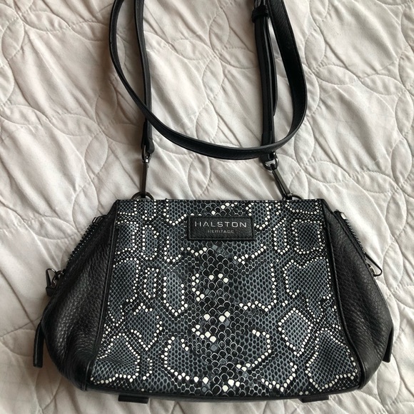 HALSTON HERITAGE AUTHENTIC! Leather purse w/embossed snake skin design. A Steal! - Picture 12 of 16